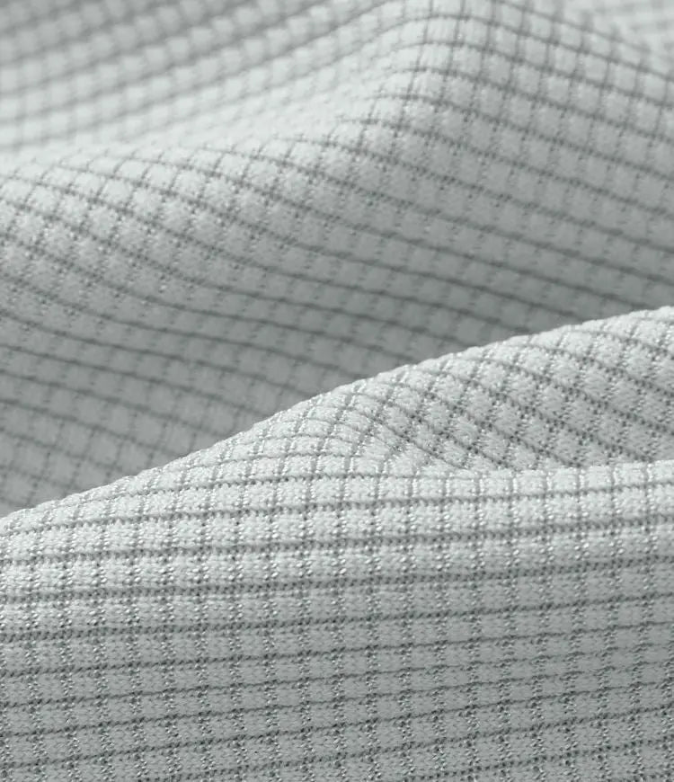 Neformální overal s V-výstřihem, širokými plisovanými nohavicemi, krátkým rukávem, boční kapsou a splývavou texturou