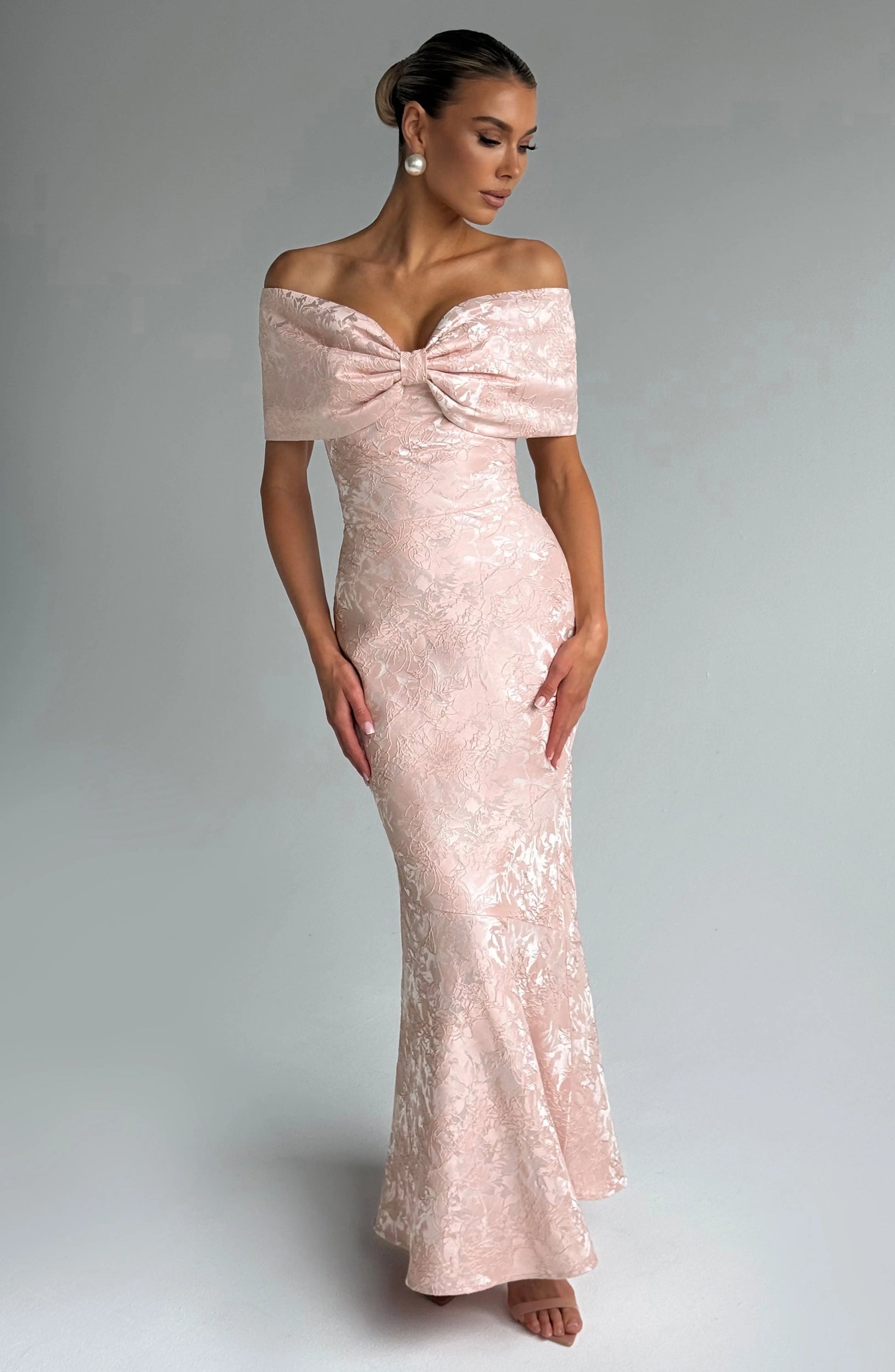 Emberly Maxi Šaty - Jemná Broskev